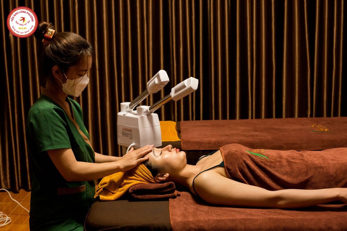 Nên mua gì để làm món quà tặng sức khoẻ cho bố mẹ? Voucher thư giãn tại spa hoặc khu nghỉ dưỡng